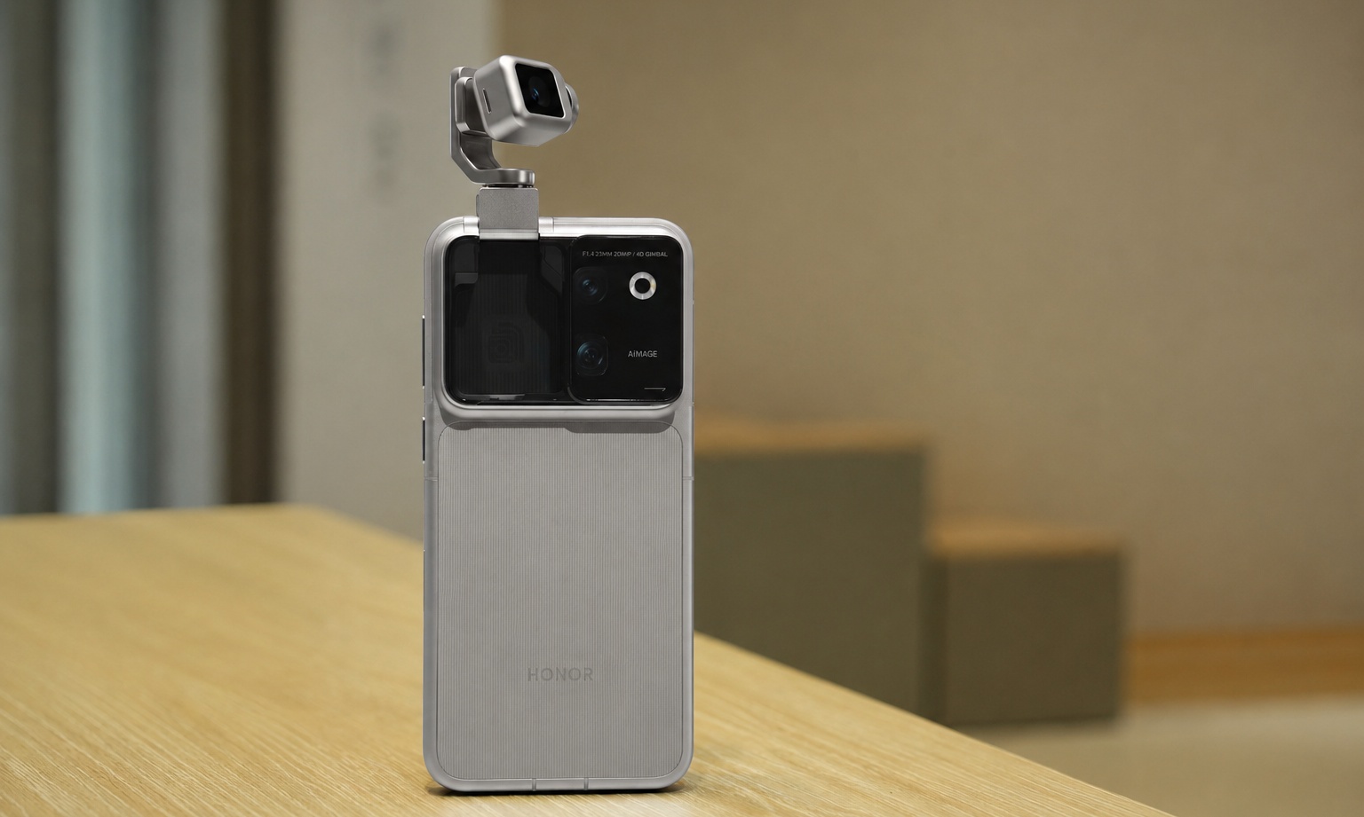 荣耀ROBOT Phone炸场WAIC 2026:当手机进化成了生命体