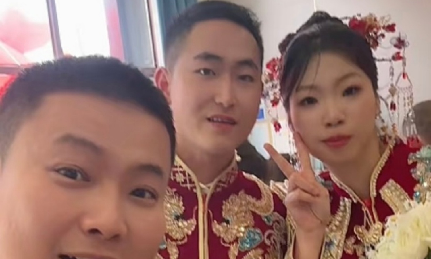 没招了!宾利救新人摆拍实锤,这届网红脸都不要了