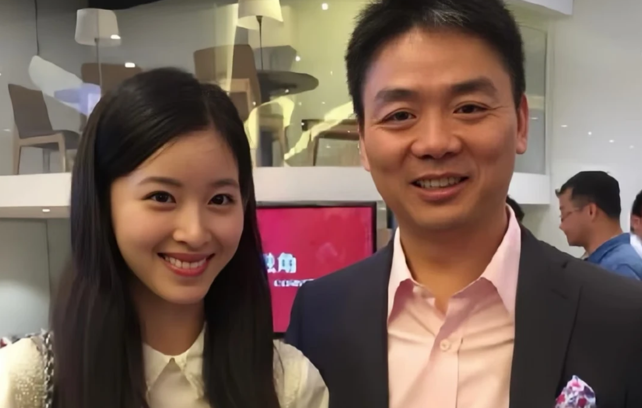 羡煞旁人！刘强东夫妇久违同框，网友：千亿总裁的爱情好接地气