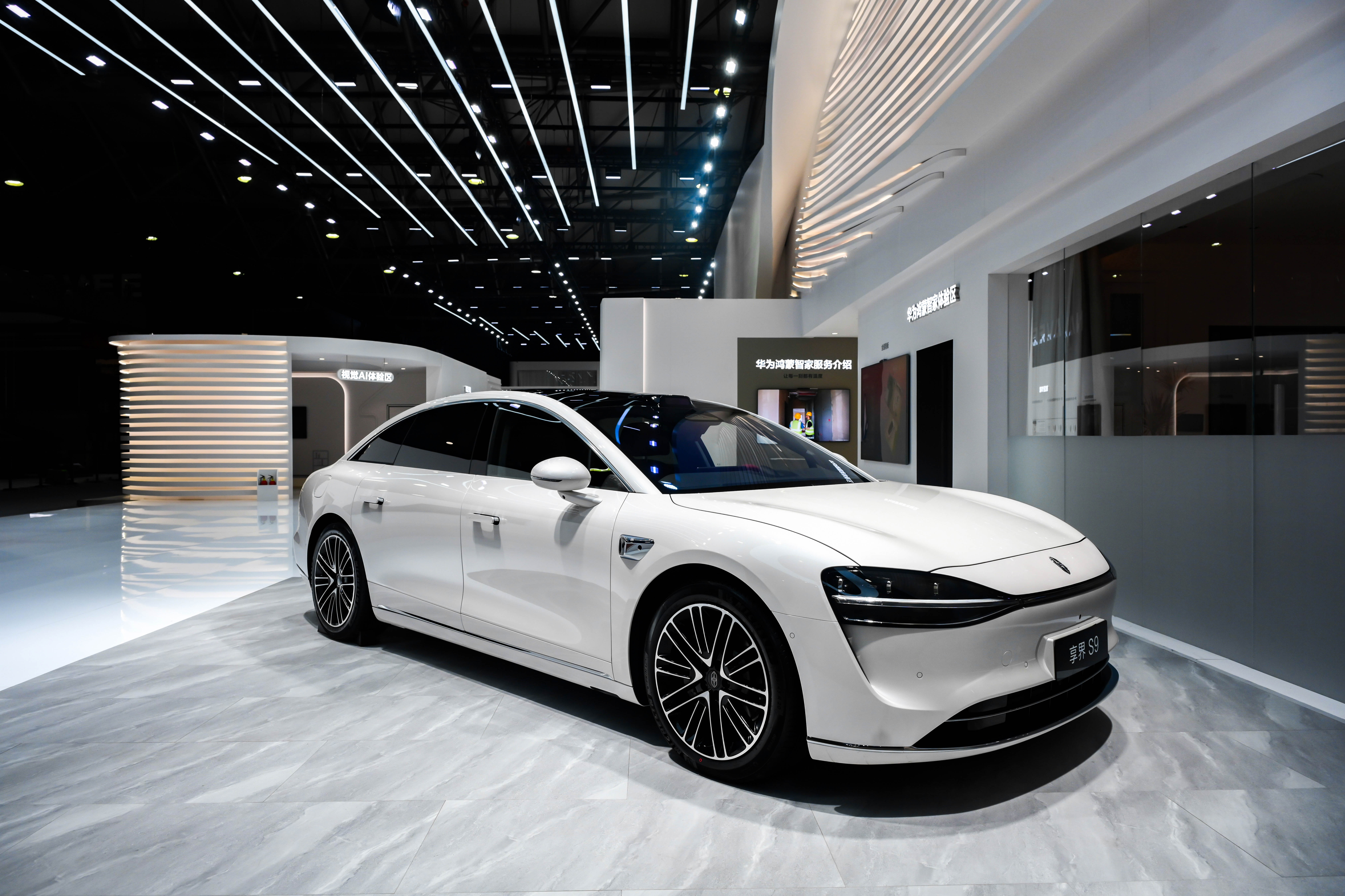 月绒白S9展台空镜-1