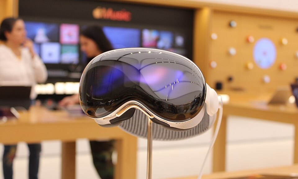 开年第一炸：Vision Pro被曝半停产，「空间计算」故事讲不下去了？