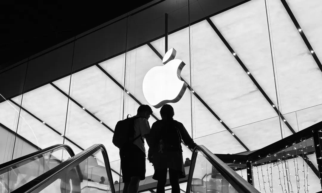 苹果扛不住了？特朗普一刀砍到大动脉，iPhone17全系涨价