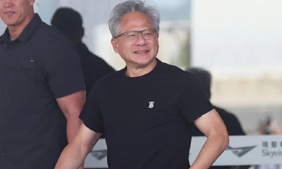 全程高度保密！黄仁勋专机现身台北，两小时行程引发圈内热议
