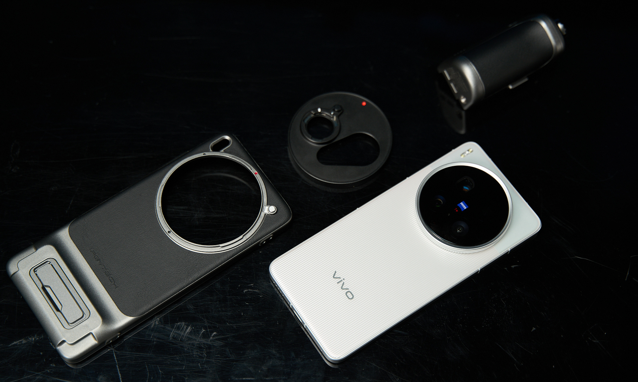 「外挂镜头」成为新趋势：国产手机影像方案，正在被iPhone效仿？