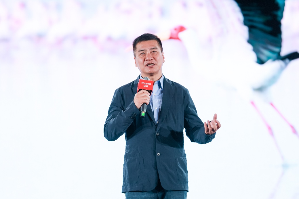 穿着蓝色西装的男人
AI 生成的内容可能不正确。