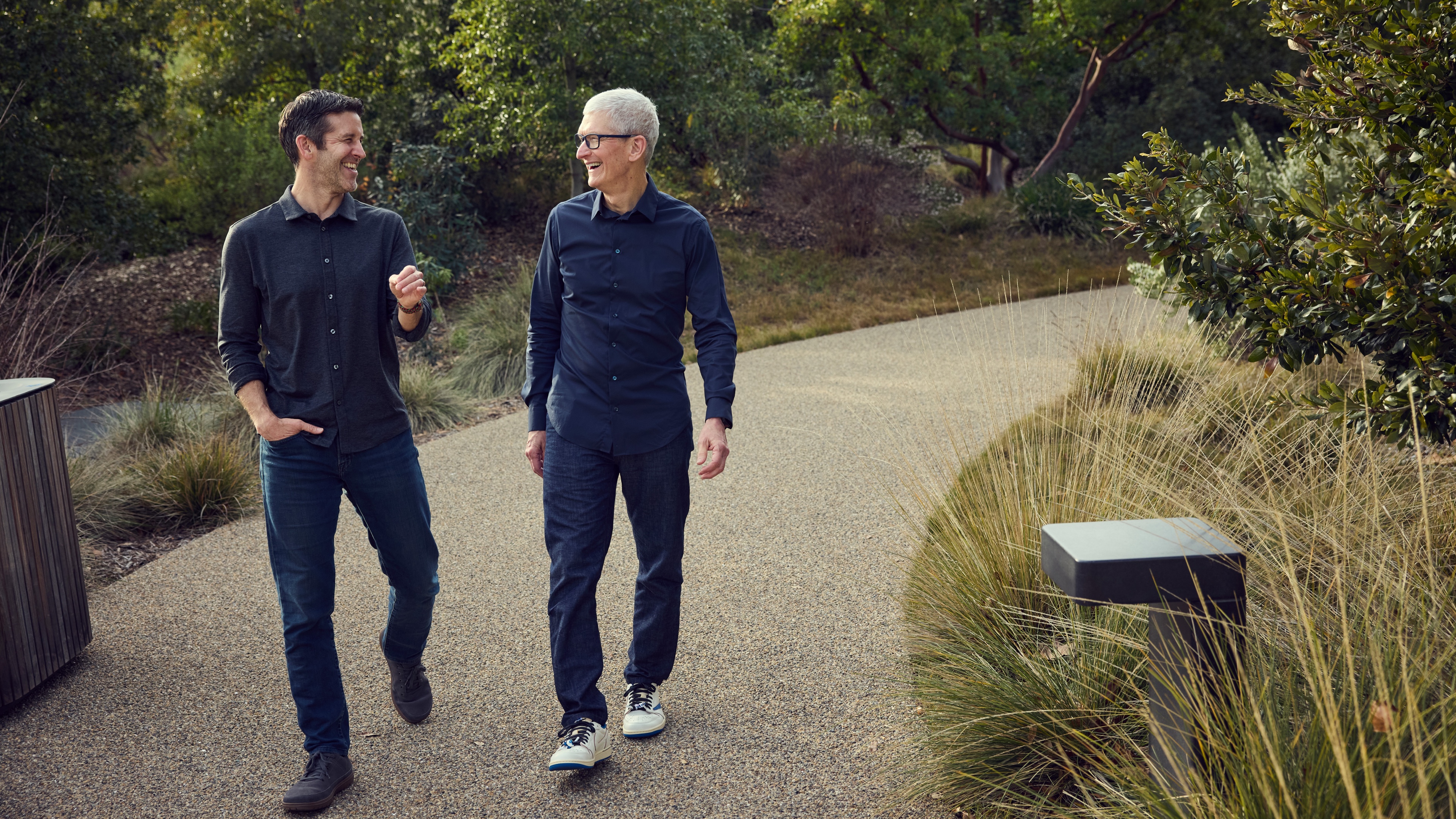 Apple-John-Ternus-Tim-Cook_Full-Bleed-Image.jpg.xlarge_2x.jpg
