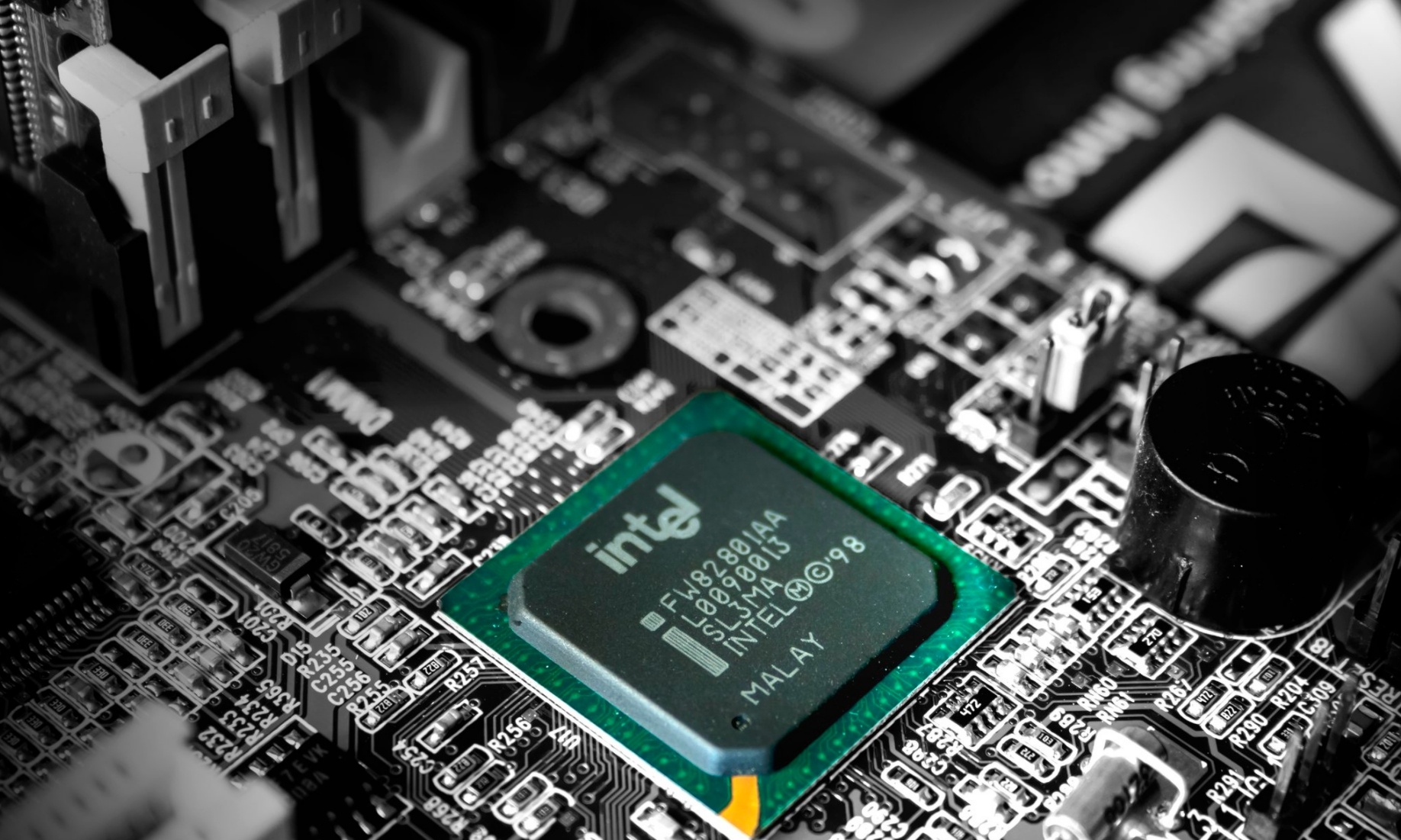 老冤家AMD狠泼冷水,英特尔代工业务逆境前行