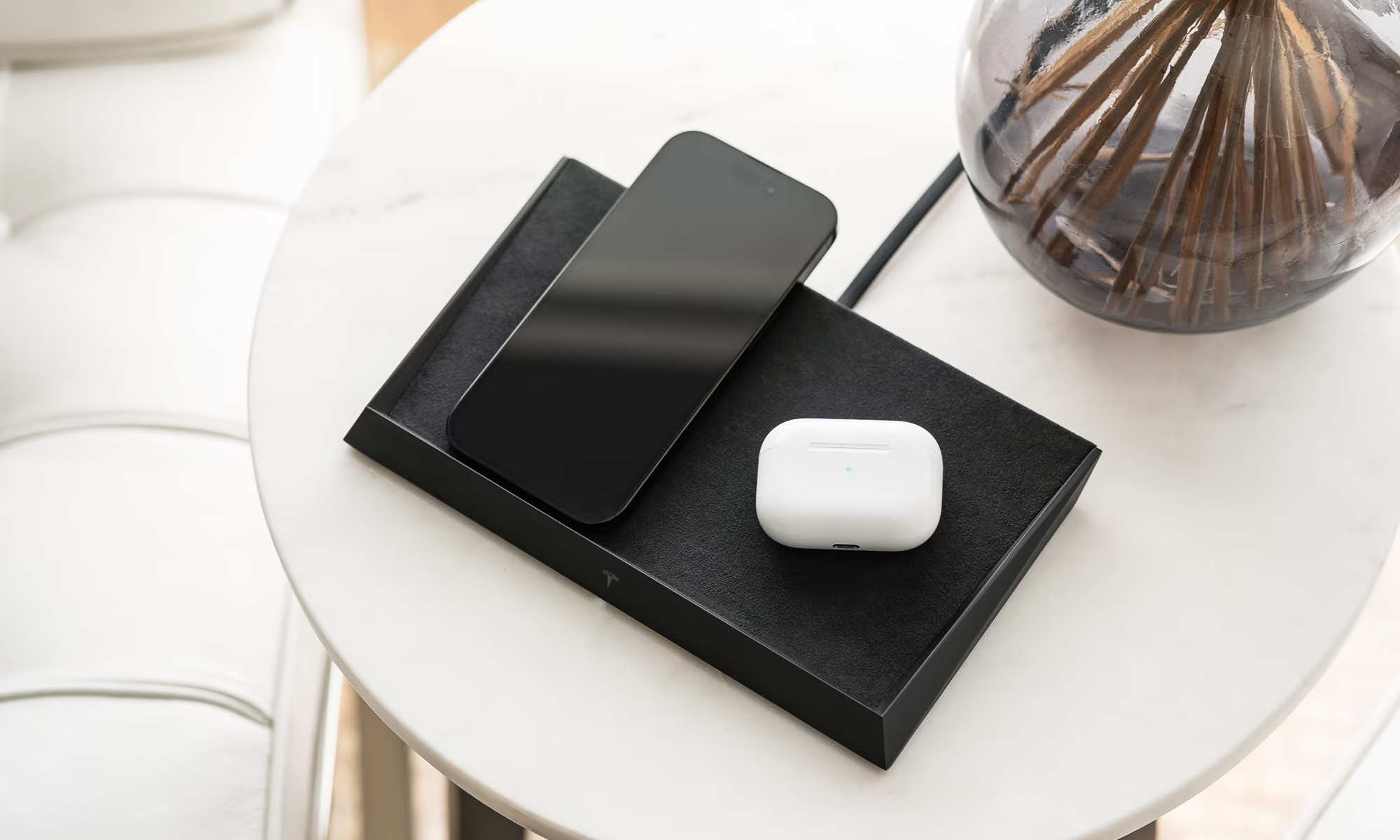 无线充电底座卖到2100元，就凭它叫特斯拉？