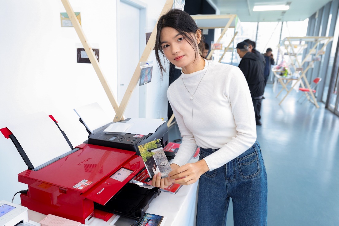 图片包含 人, 室内, 男人, 女人
AI 生成的内容可能不正确。