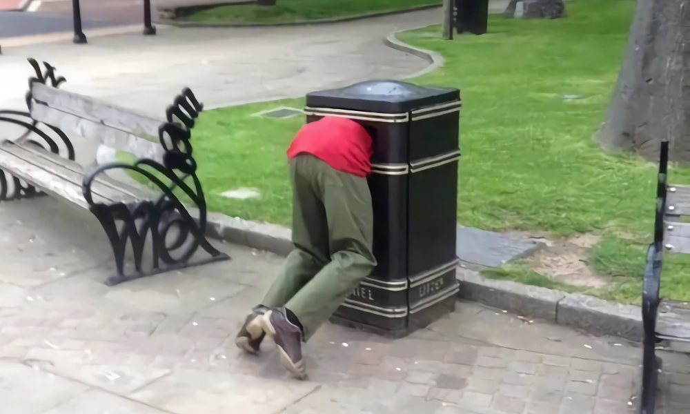 瑞典推出“羞羞”垃圾桶，宅男用完直喷鼻血！