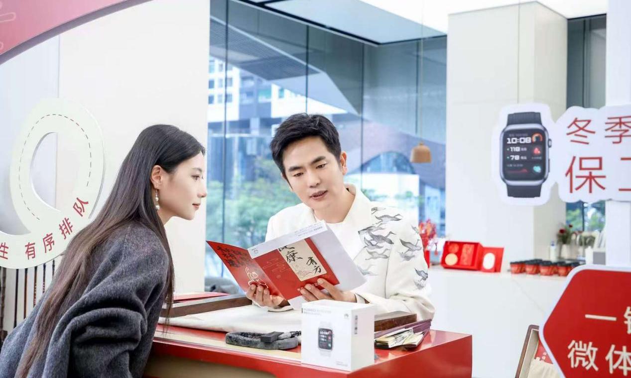 张晓龙现身华为门店现场“电子号脉”，华为手表用心守护用户健康