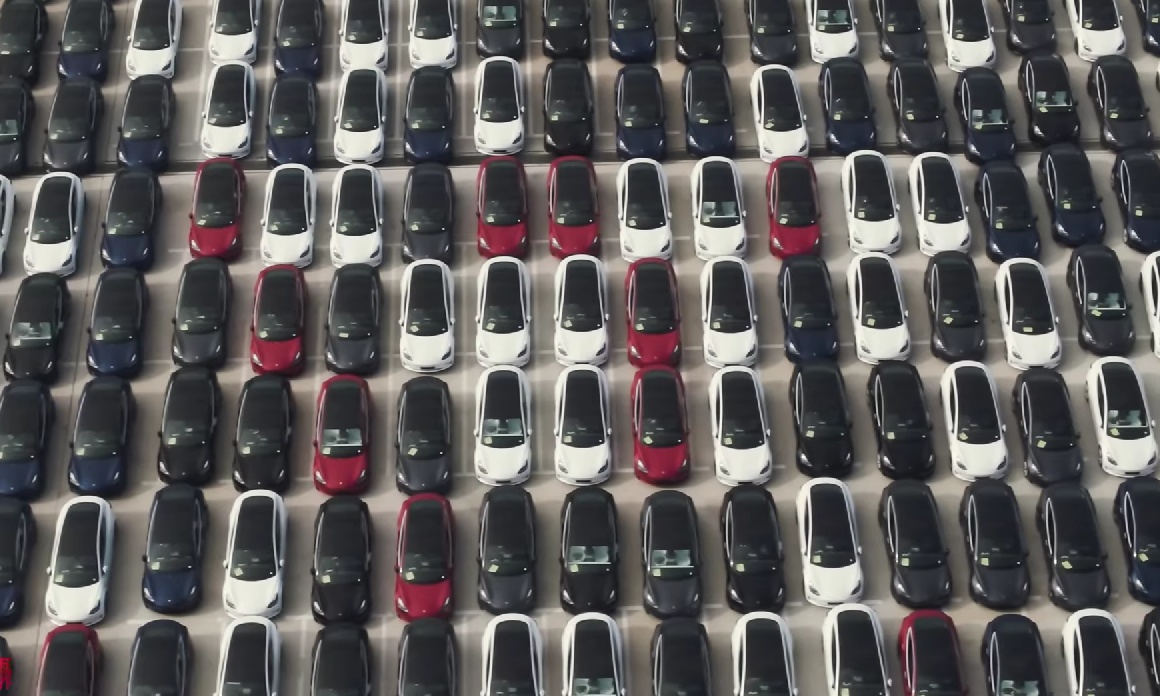 提车又要延迟了！上海一港口出现大量特斯拉汽车：都准备运往欧洲