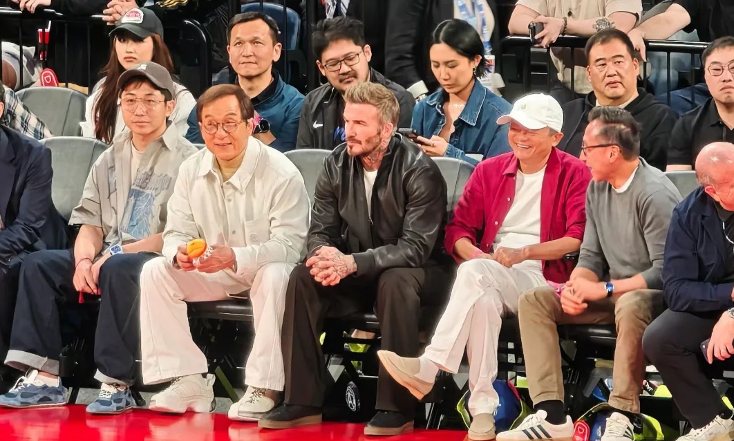 马云现身NBA中国赛刷屏!比起顶级大佬坐一排,这一蹲才是真格局