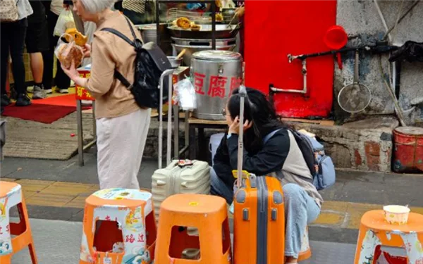 雷军带火的11元早餐 3个月了还在排队 国庆当日游客拖着行李箱来打卡