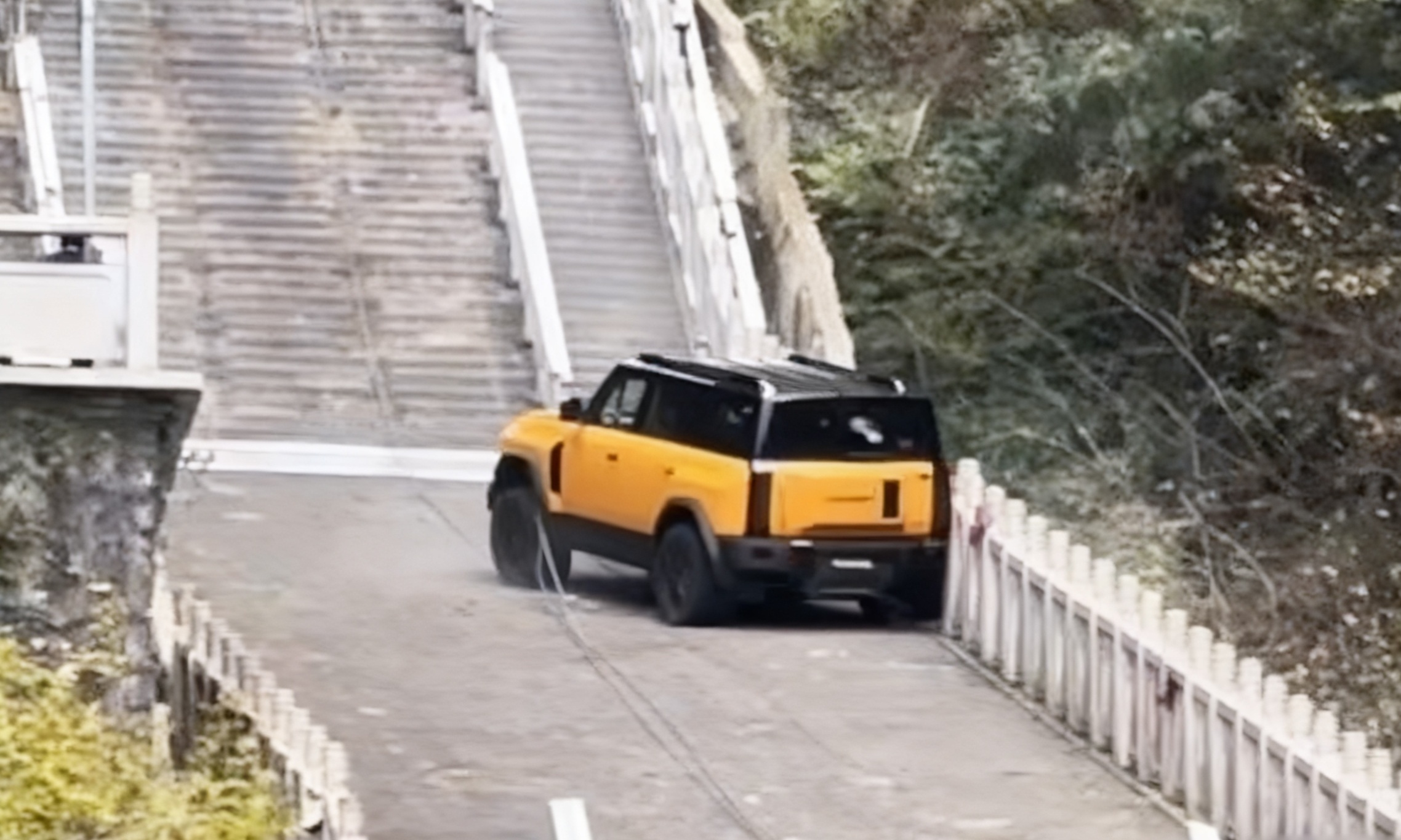 翻车!奇瑞挑战天门山999级天阶失败,撞坏护栏后紧急道歉