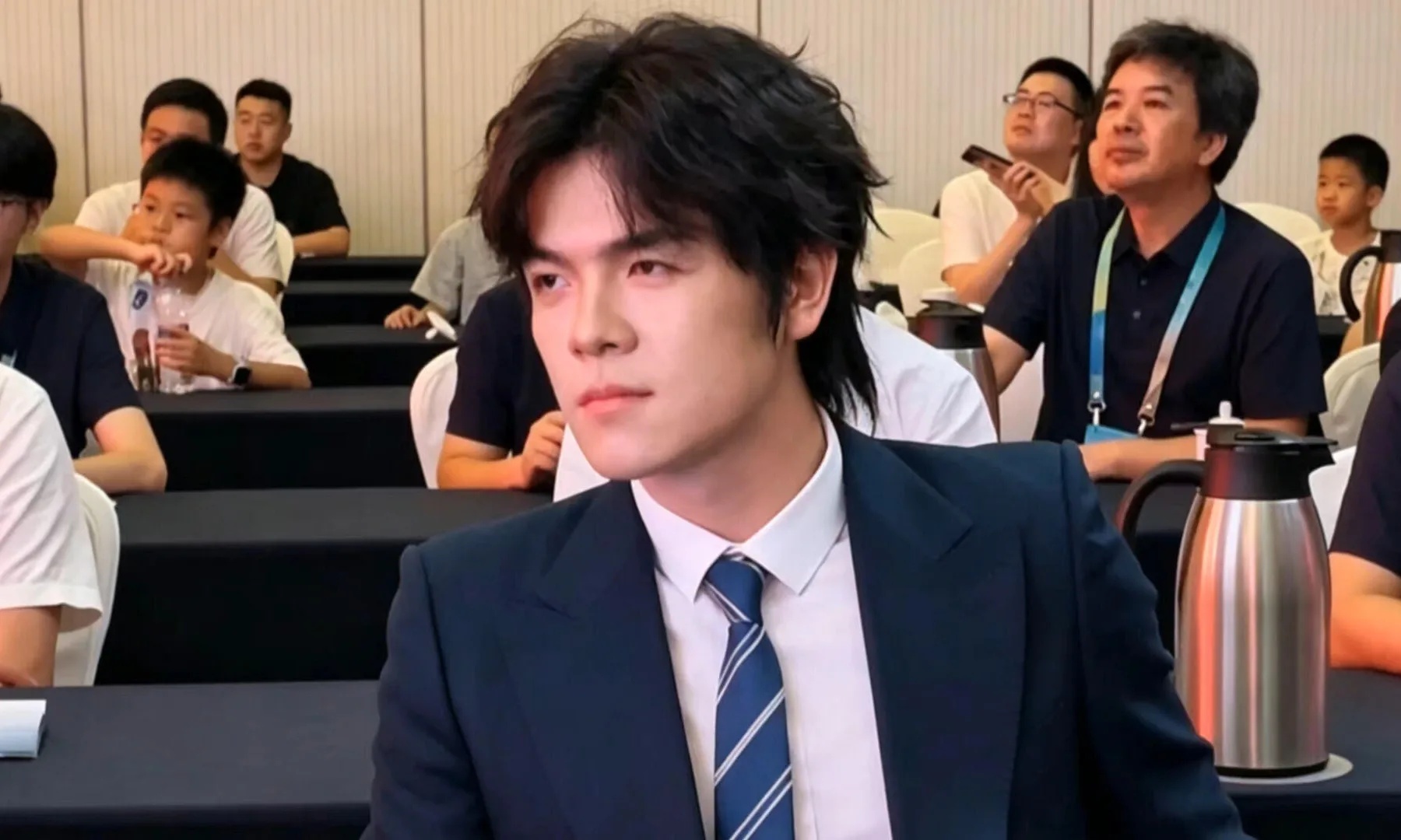 看懵了!围棋八冠王柯洁自曝扮弱智能赢AI,网友:骗麻了