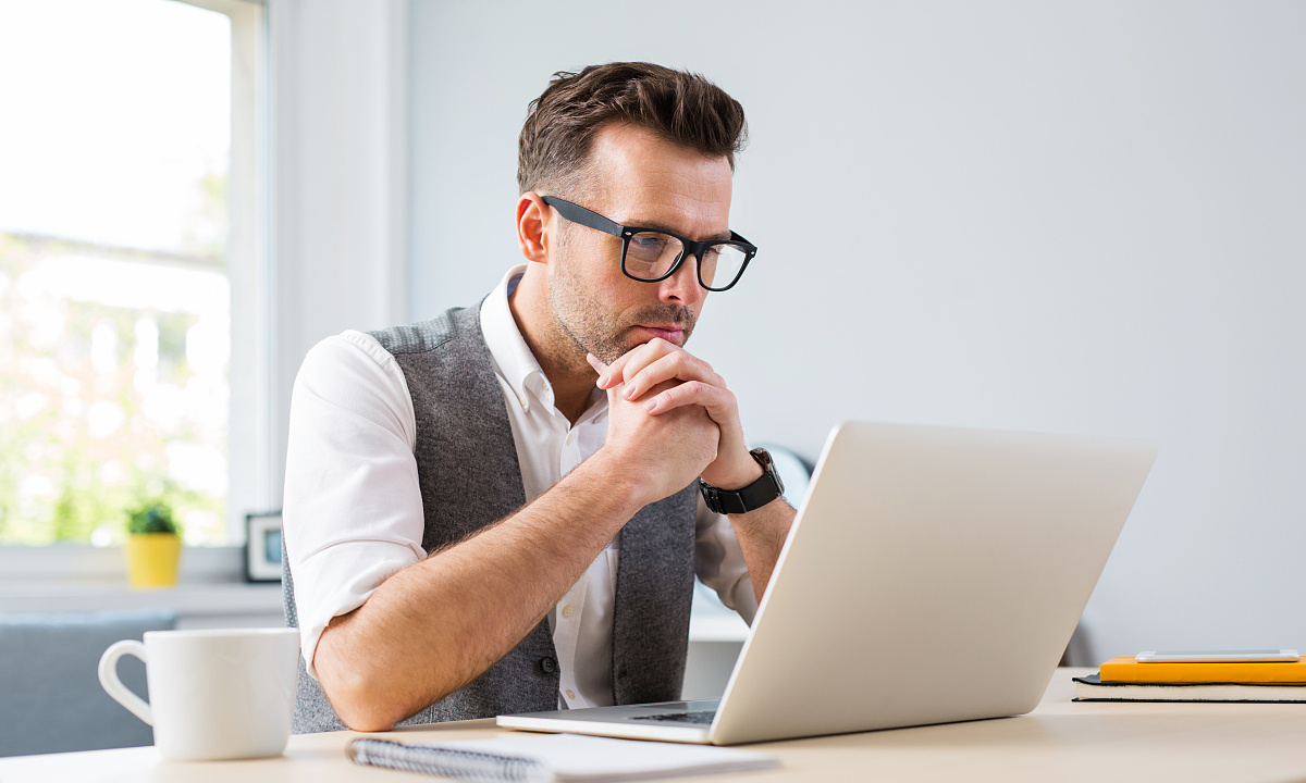 暴跌近4成！最新笔记本电脑市场报告来了：出货量仅3300万！