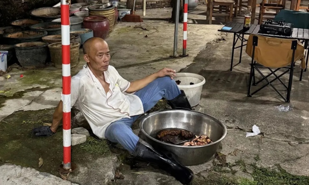 莫氏鸡煲又火了？负债百万仍坚持捐款，网友们疯狂点赞