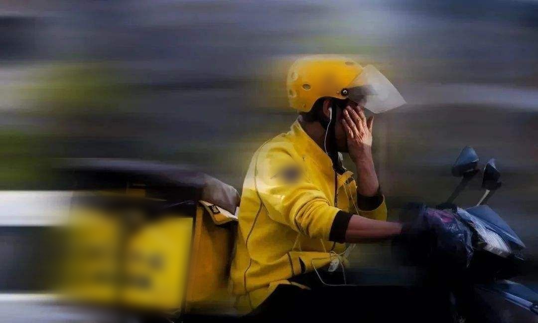 4人假扮骑手虚假摆拍搞流量，播放量竟达上千万！