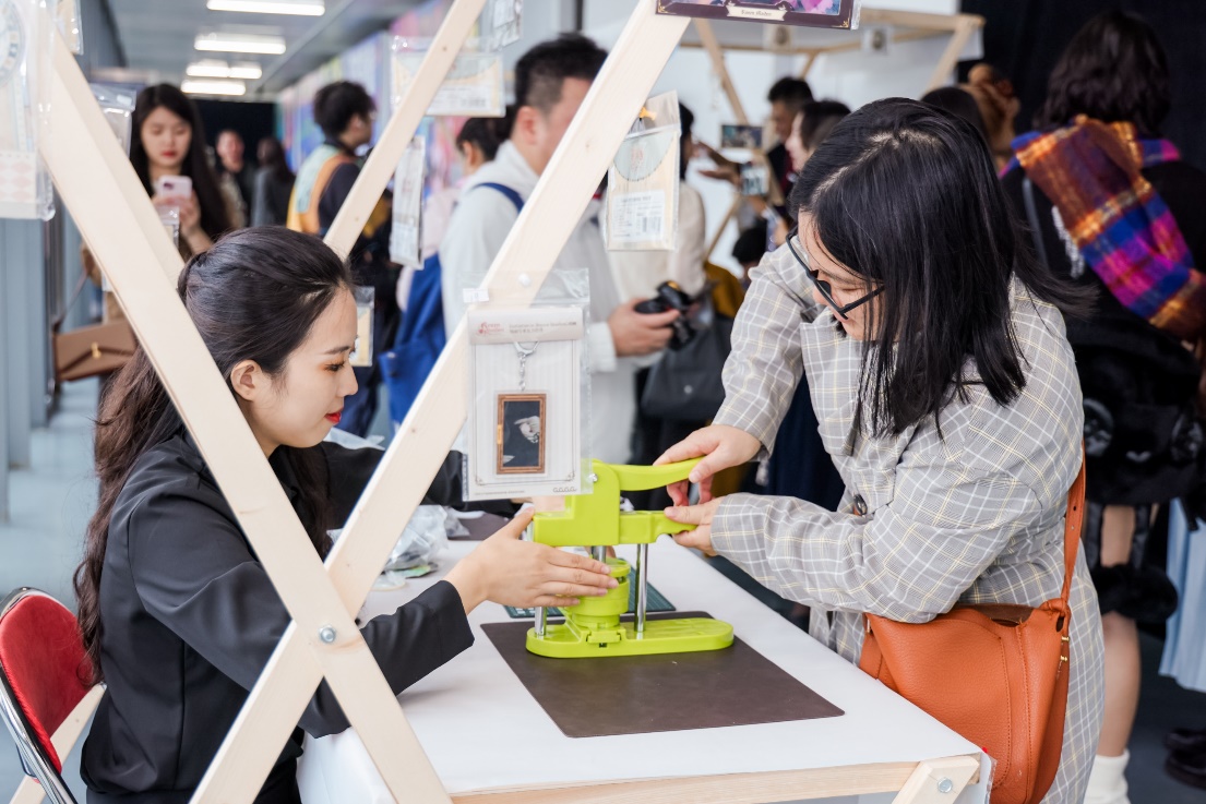 图片包含 人, 桌子, 女人, 人们
AI 生成的内容可能不正确。