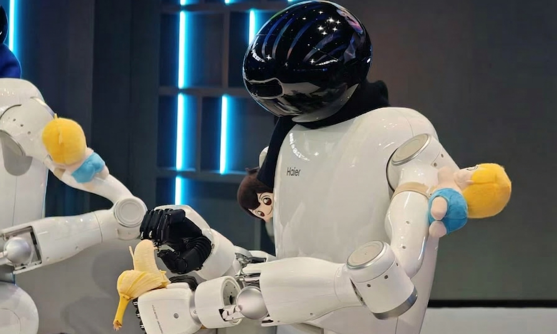 机器人成这届AWE顶流：「狗」比「人」多，家电长出了具身智能