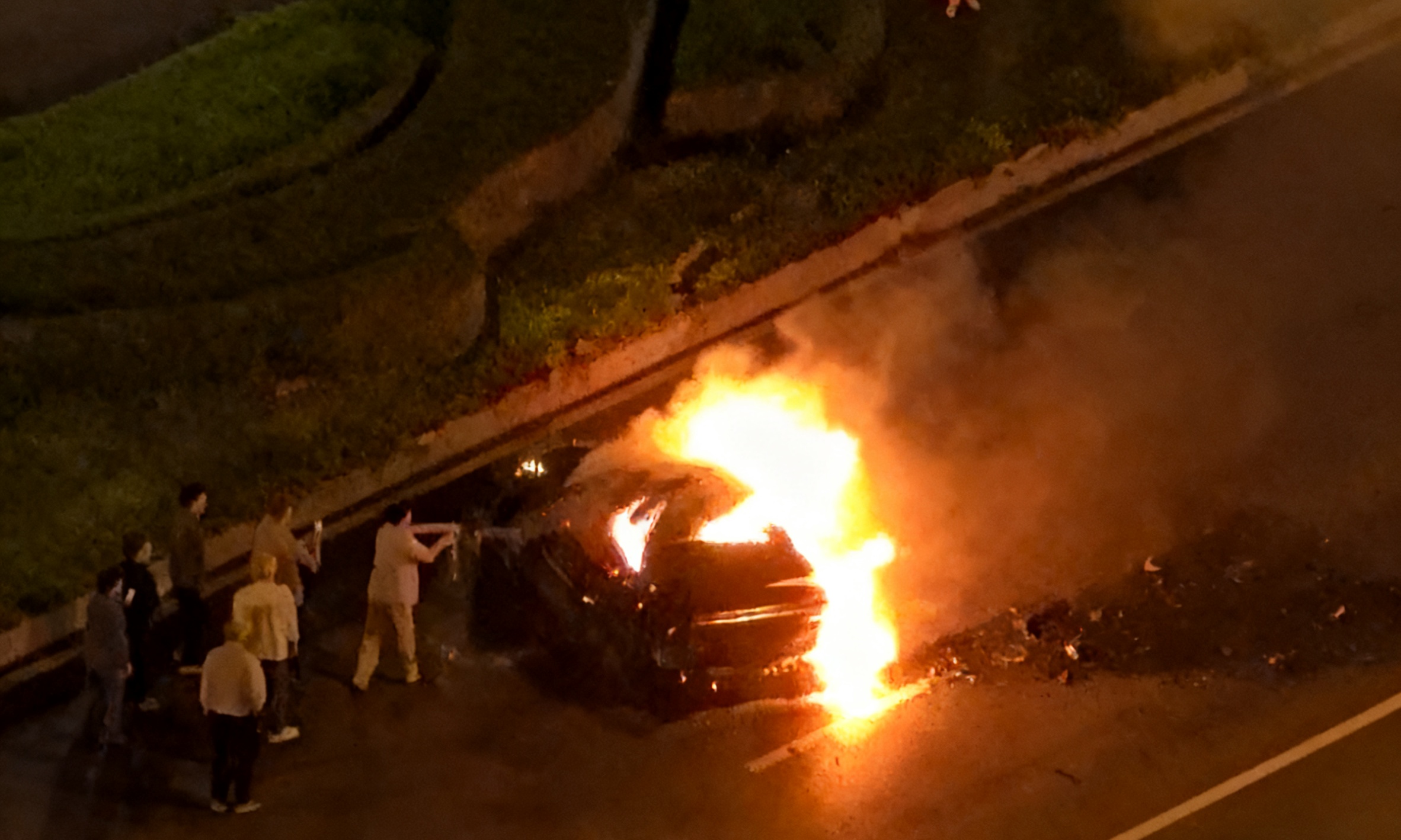 成都一小米SU7碰撞后爆燃！多人救援却无法打开车门，通报来了！