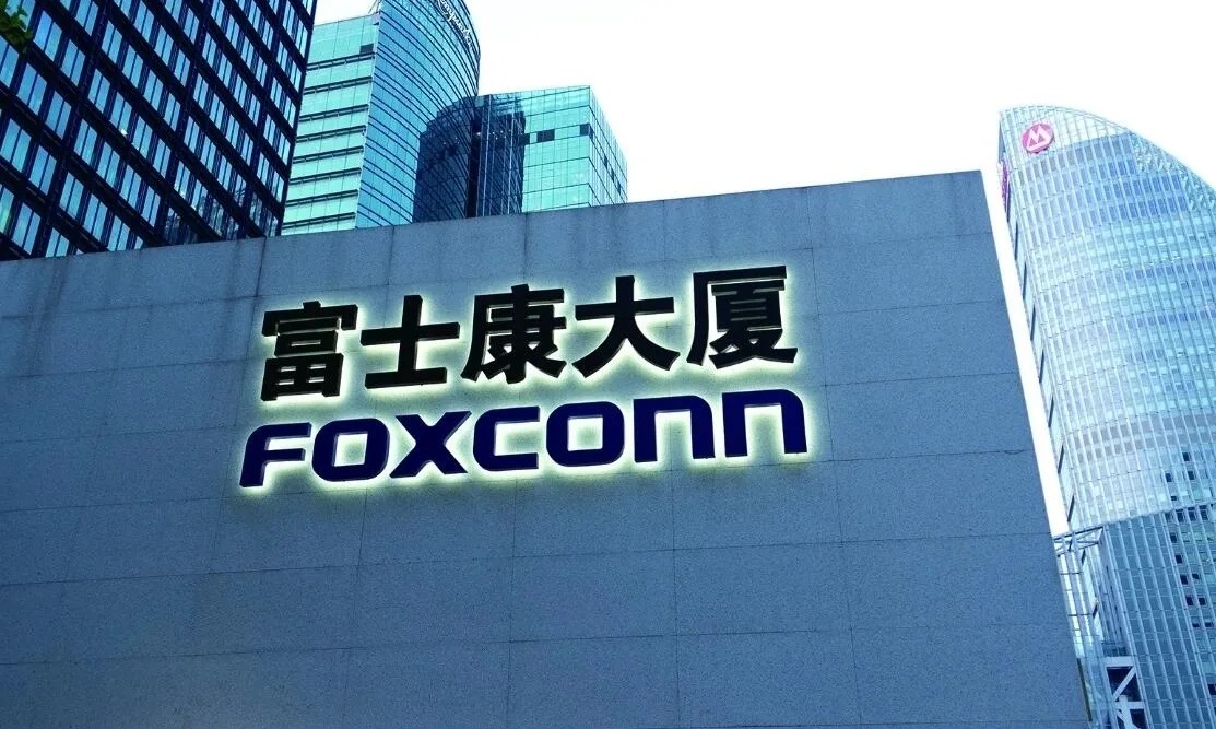 富士康狂撒8800元抢人!苹果首款折叠屏备货1000万台,这次玩大了
