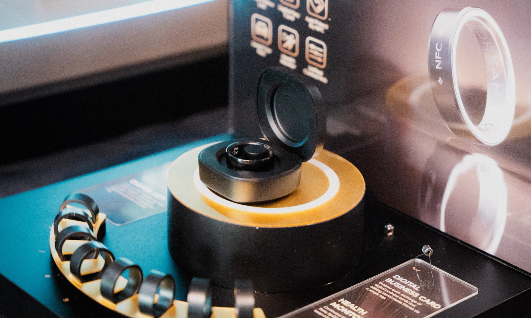 春晚的指尖“新贵”，撕开智能穿戴的一道裂缝