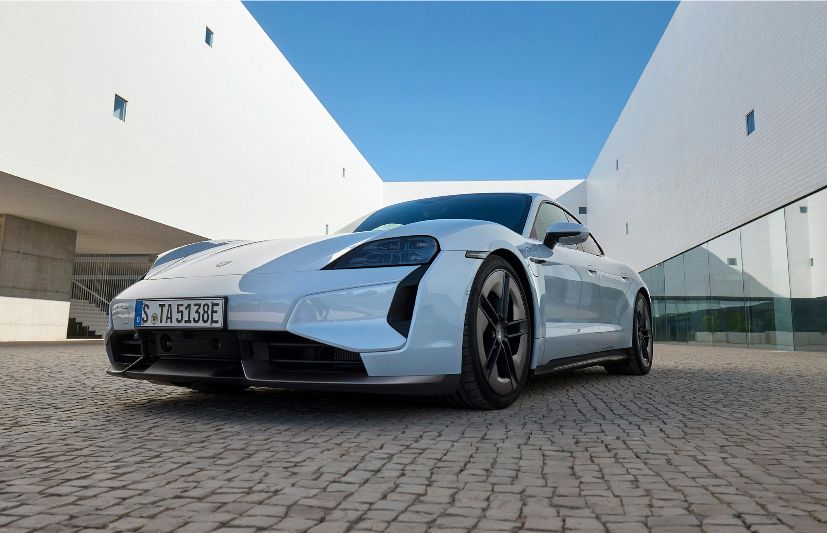 7F89EE87A9BC40BBB14FCEF26C7D2158_6A9B1693BADD4269966D6255CF8FEBE8_TA24Q3EOX0008-taycan-turbo-s-front.jpg