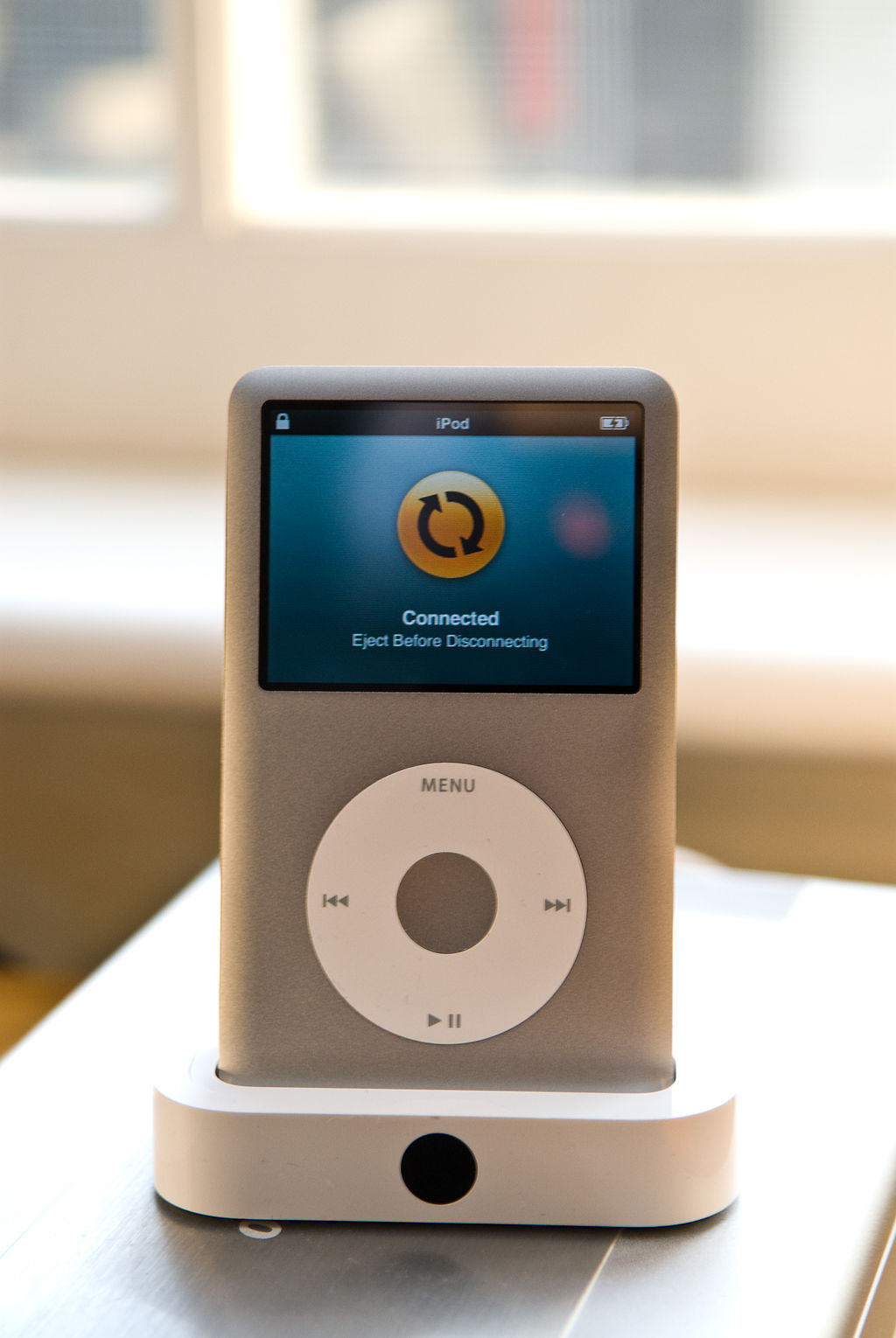 1024px-IPod_classic_in_dock.jpg