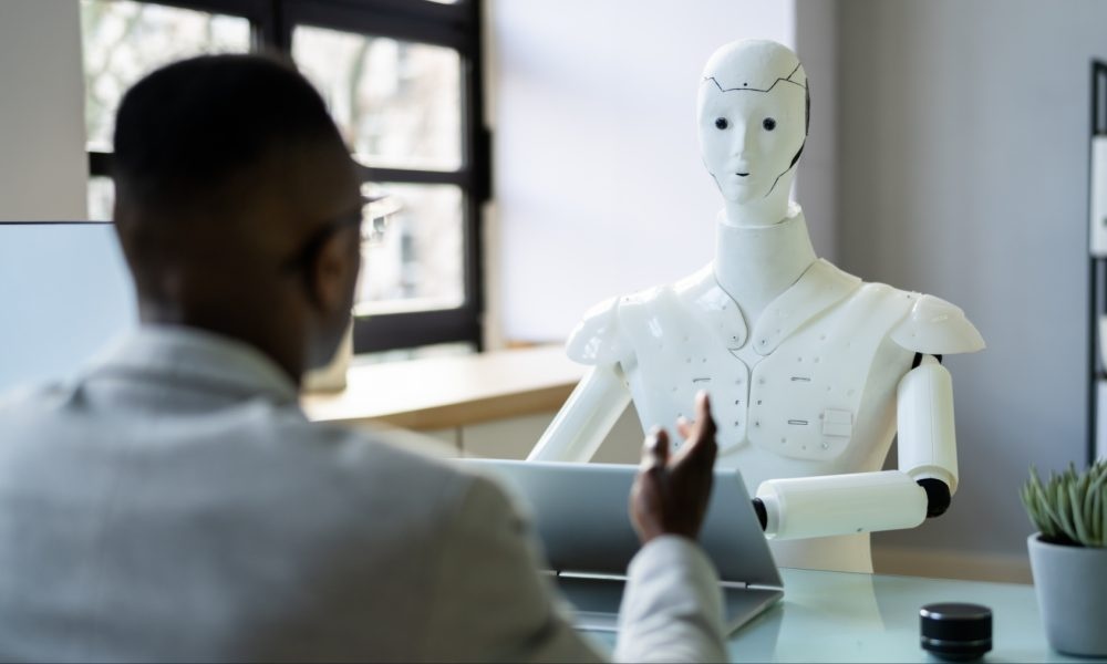 日本公司启用「AI老板」：员工方案直接交AI审批，真人领导要下岗？