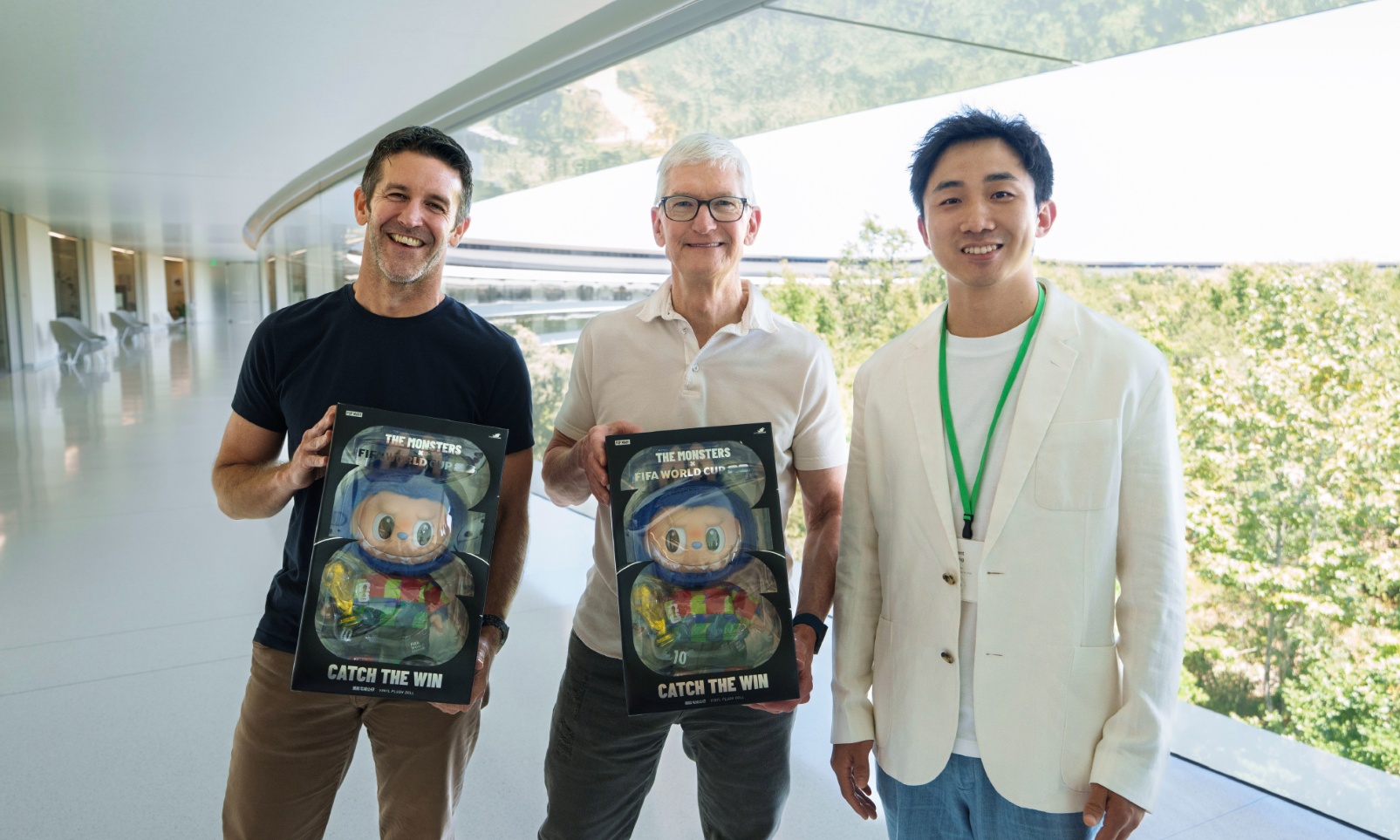 排面！泡泡玛特创始人王宁携LABUBU探访苹果总部，库克亲自接见