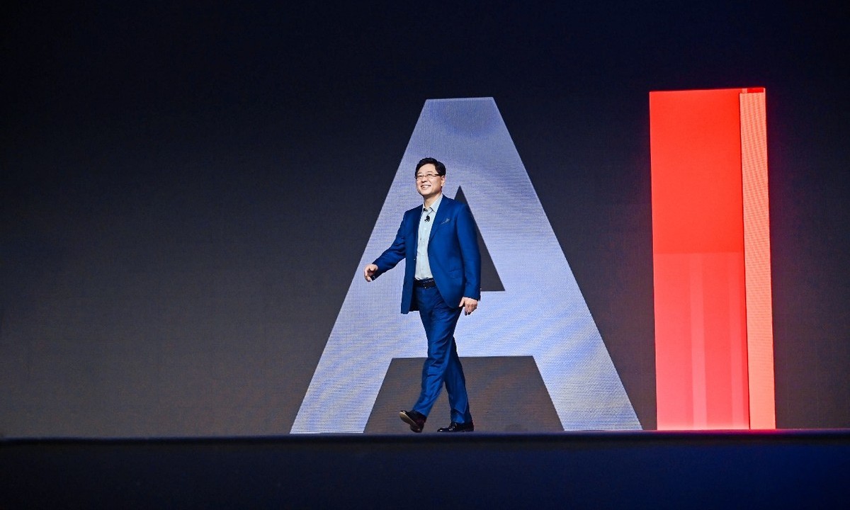 联想炸场上海滩！杨元庆发布多款超级智能体，AI双胞胎是啥？