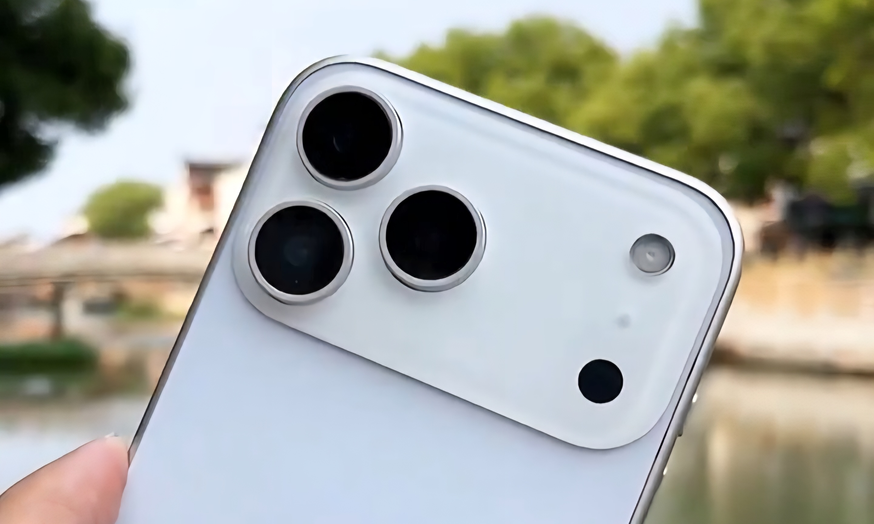 机模曝光！iPhone 17 Pro Max厚成砖机了？