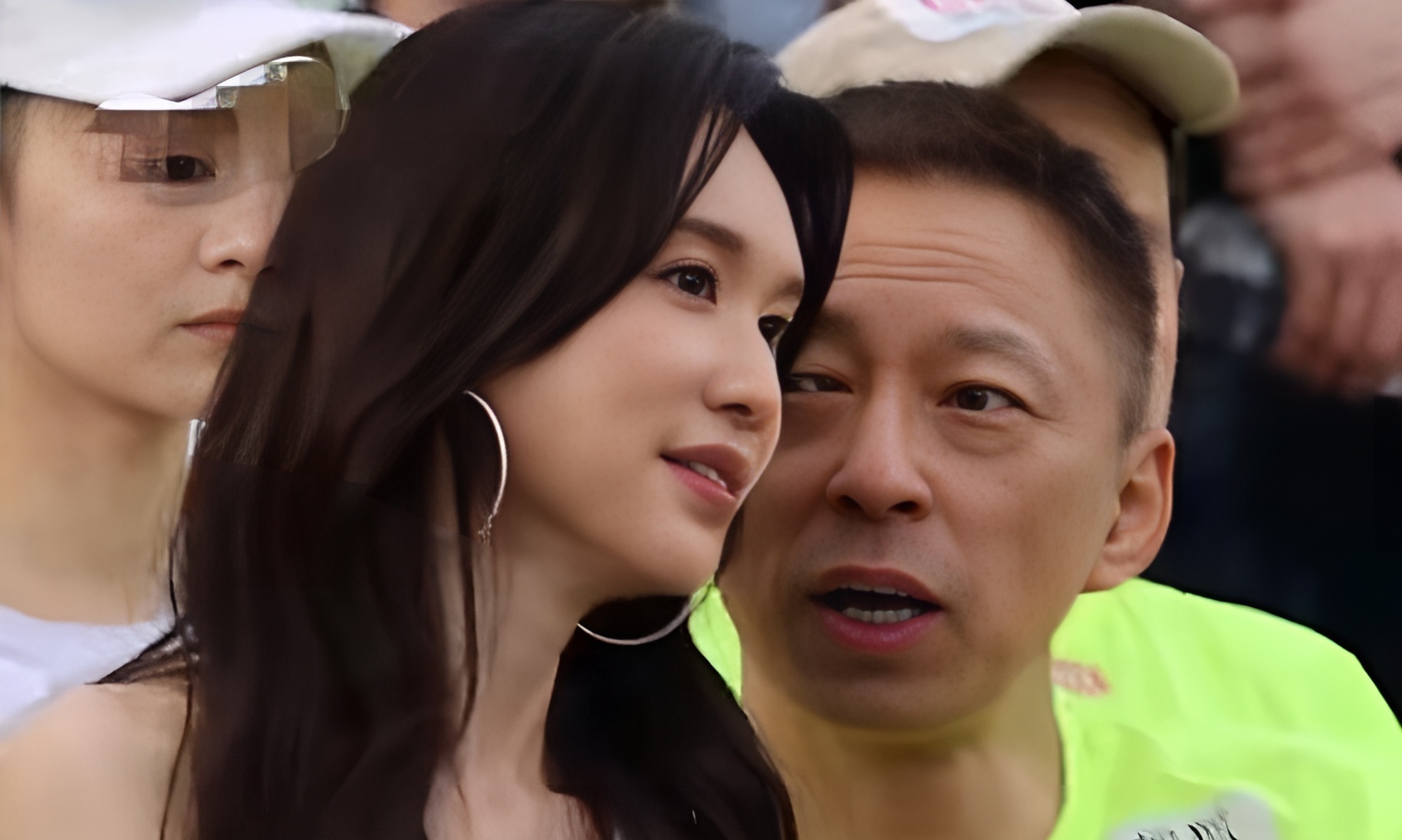 51岁林志玲与张朝阳同框跑马拉松!网友吵翻:是公益还是作秀?