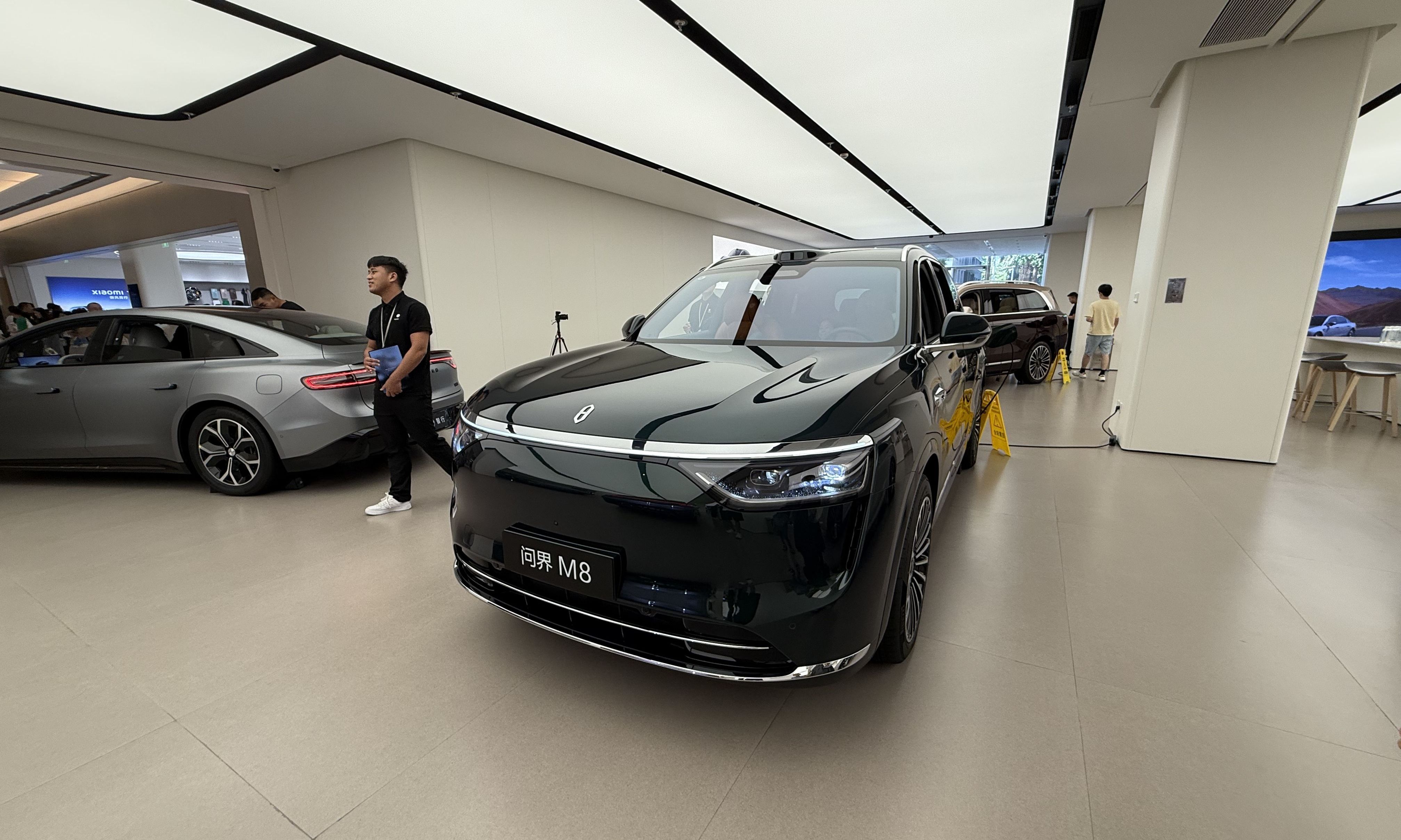 探寻问界M8卖爆的真相：产品力锁定40万价位，但销售却很焦虑