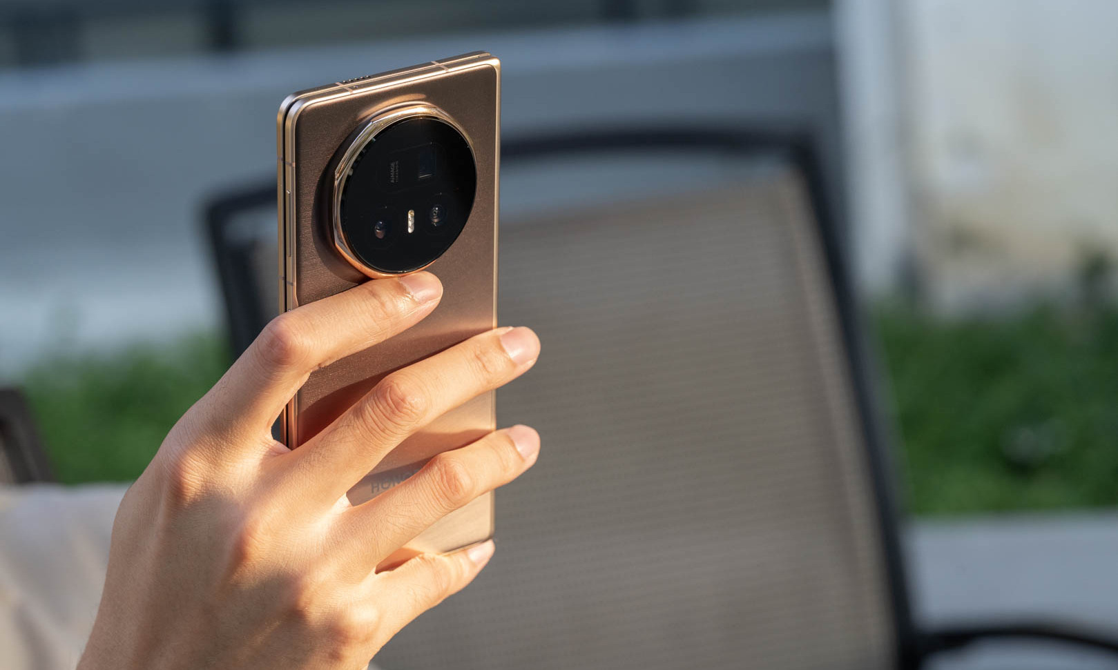 折叠屏越来越普及，但“屏幕焦虑”谁来买单？