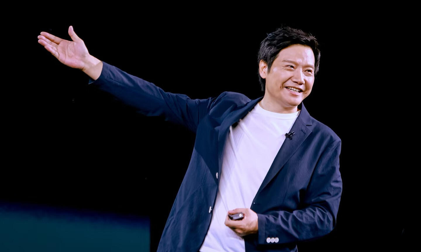 雷军封神！一句话卖出一辆车，网友：不愧是金牌销售