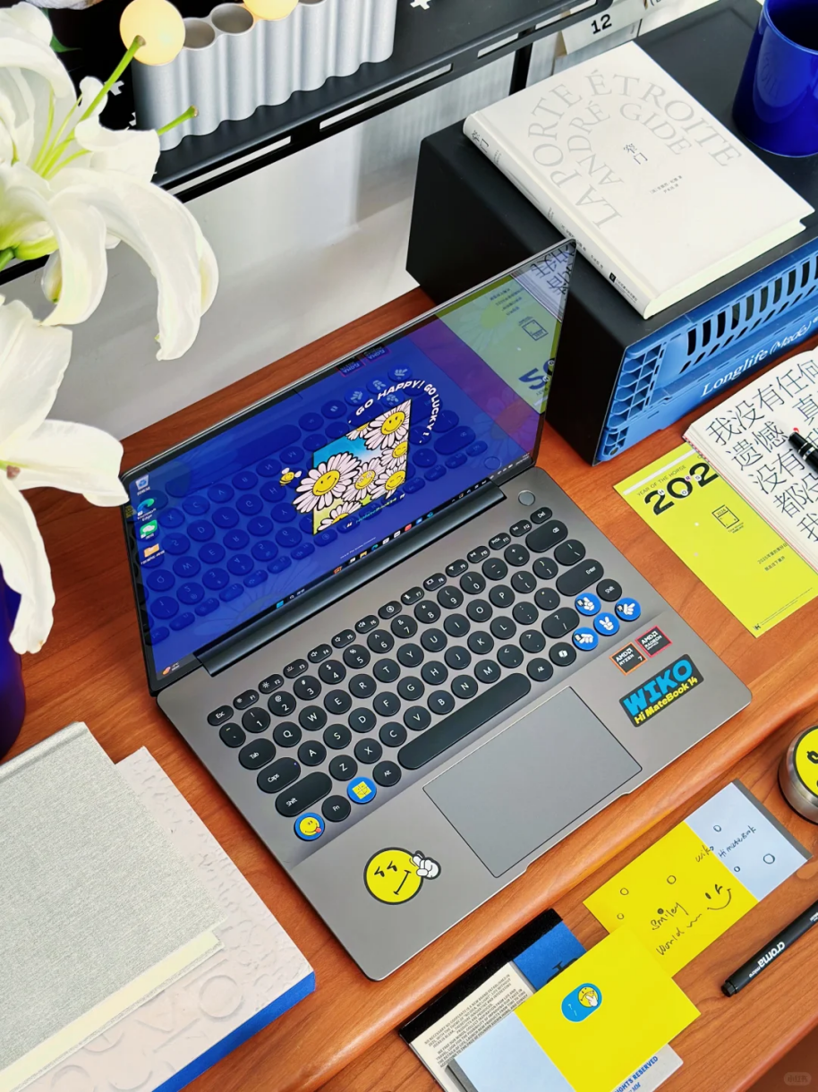 桌子上有许多电子产品

描述已自动生成