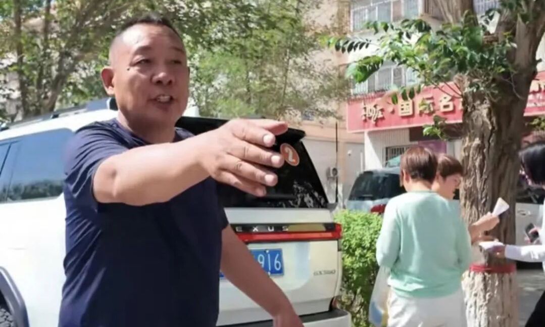 太豪气!于东来路边买7000元烟酒饮料免费送,网友吵翻