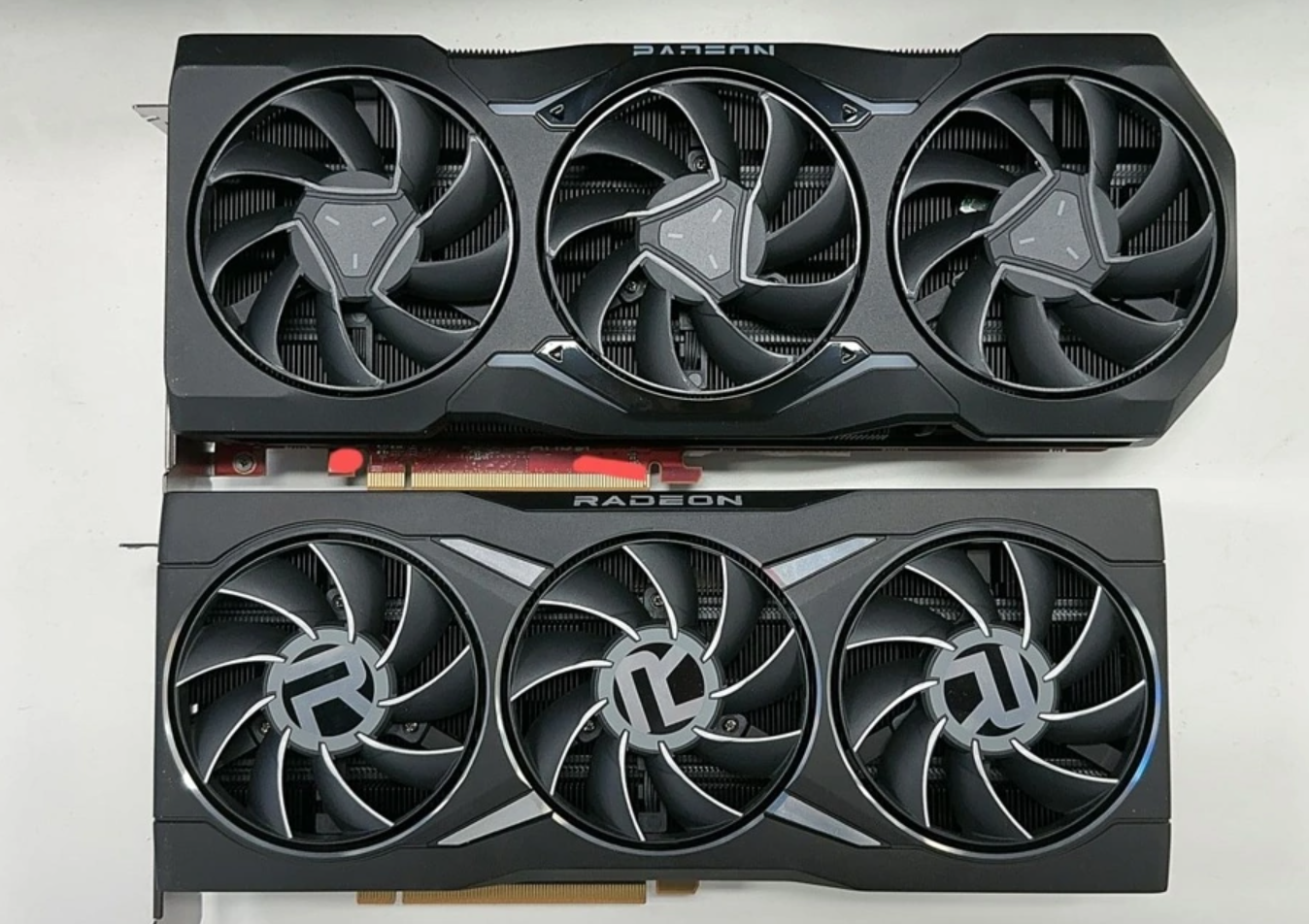 能打得过RTX4090吗？AMD最强公版显卡曝光：体积更大了 - 雷科技