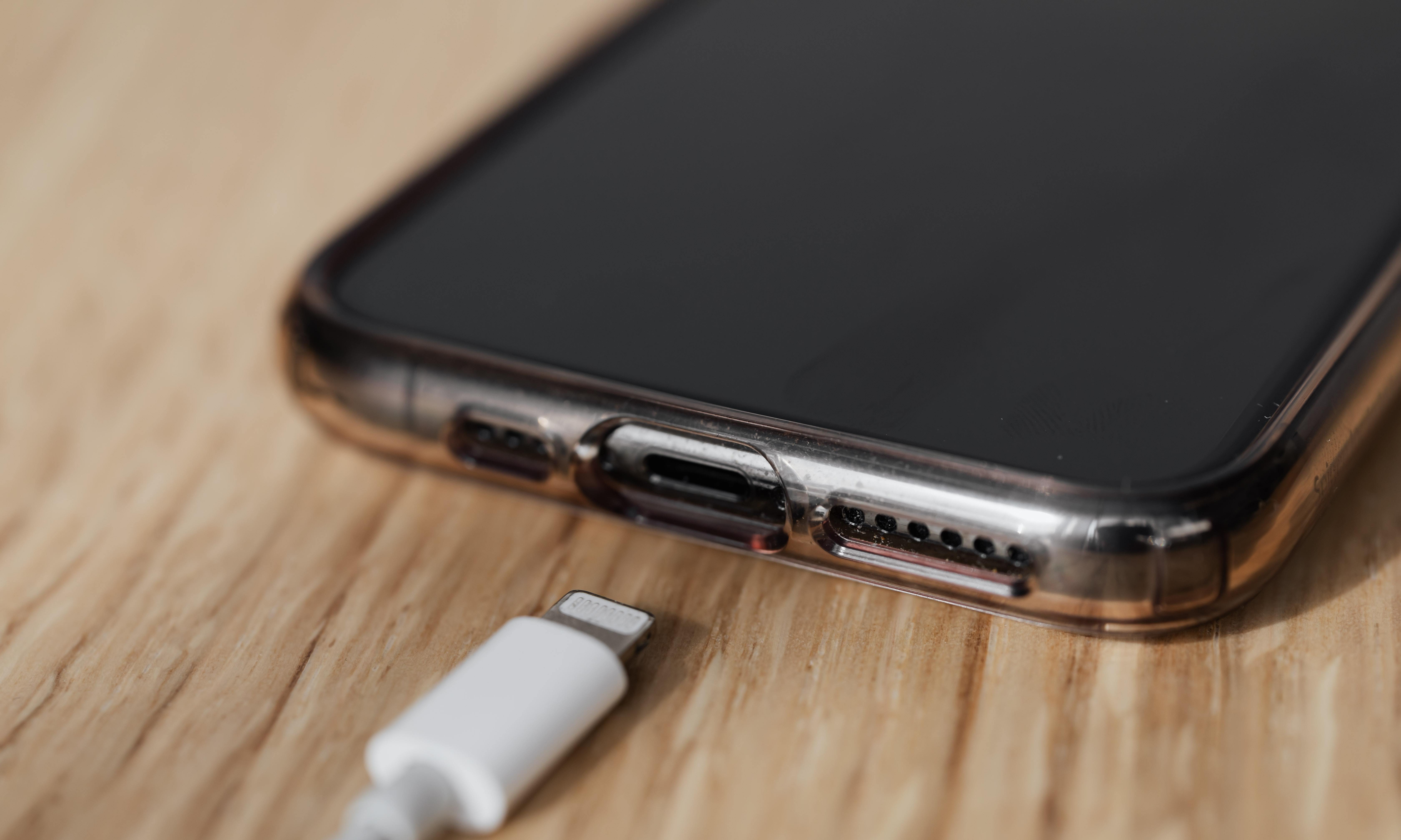 节省电费?男子连续偷40个充电宝保持手机电量:只为打游戏!