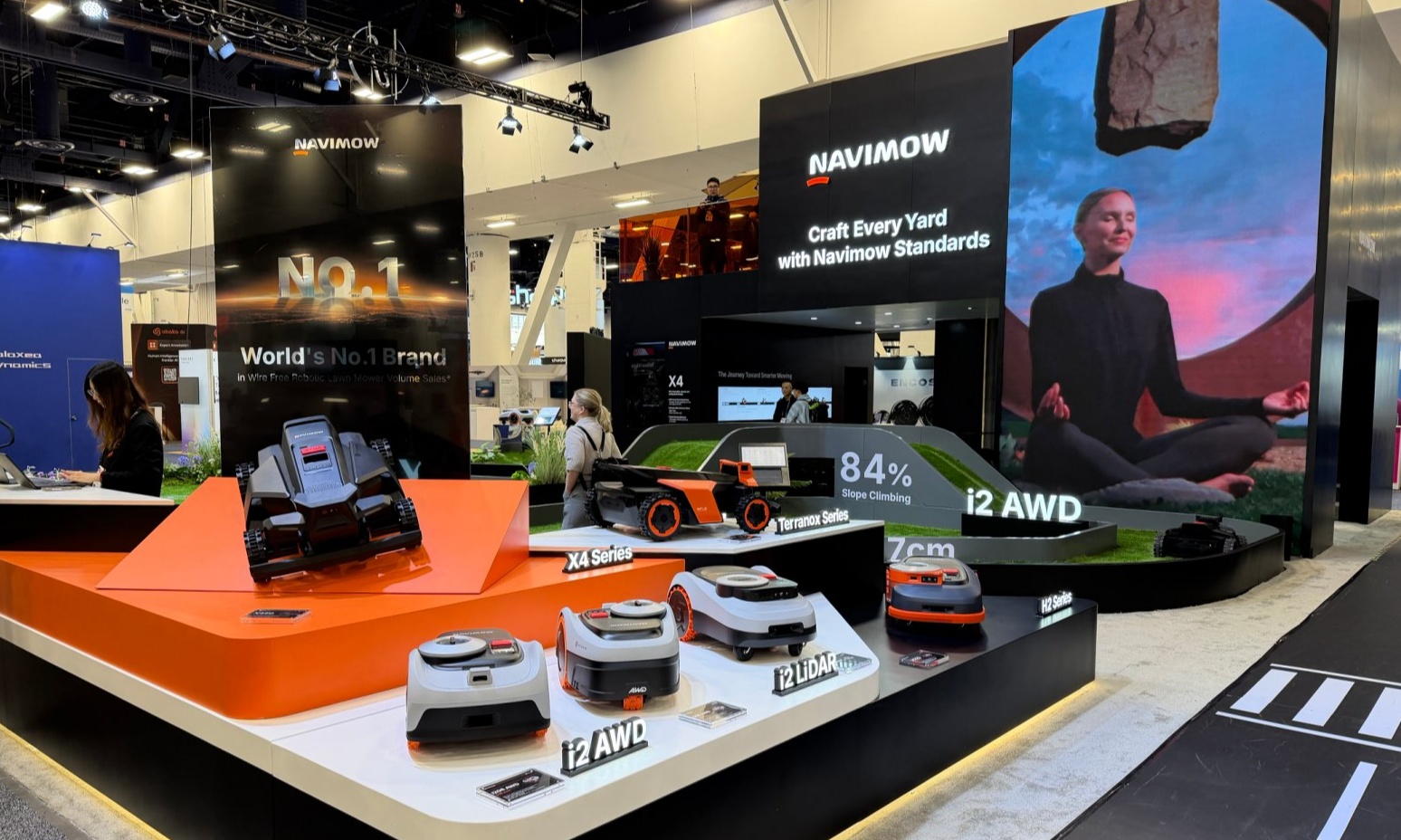 支持AWD全轮驱动？未岚大陆发布多款割草机器人：在CES2026书写中国故事