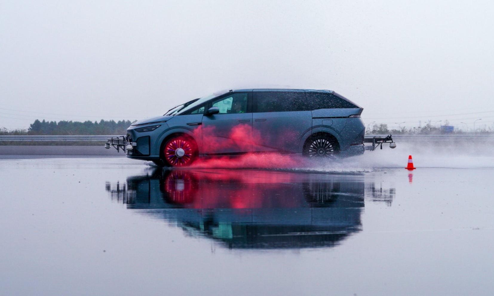 陈震复刻闪灵事故再引争议，小鹏X9实力打脸！
