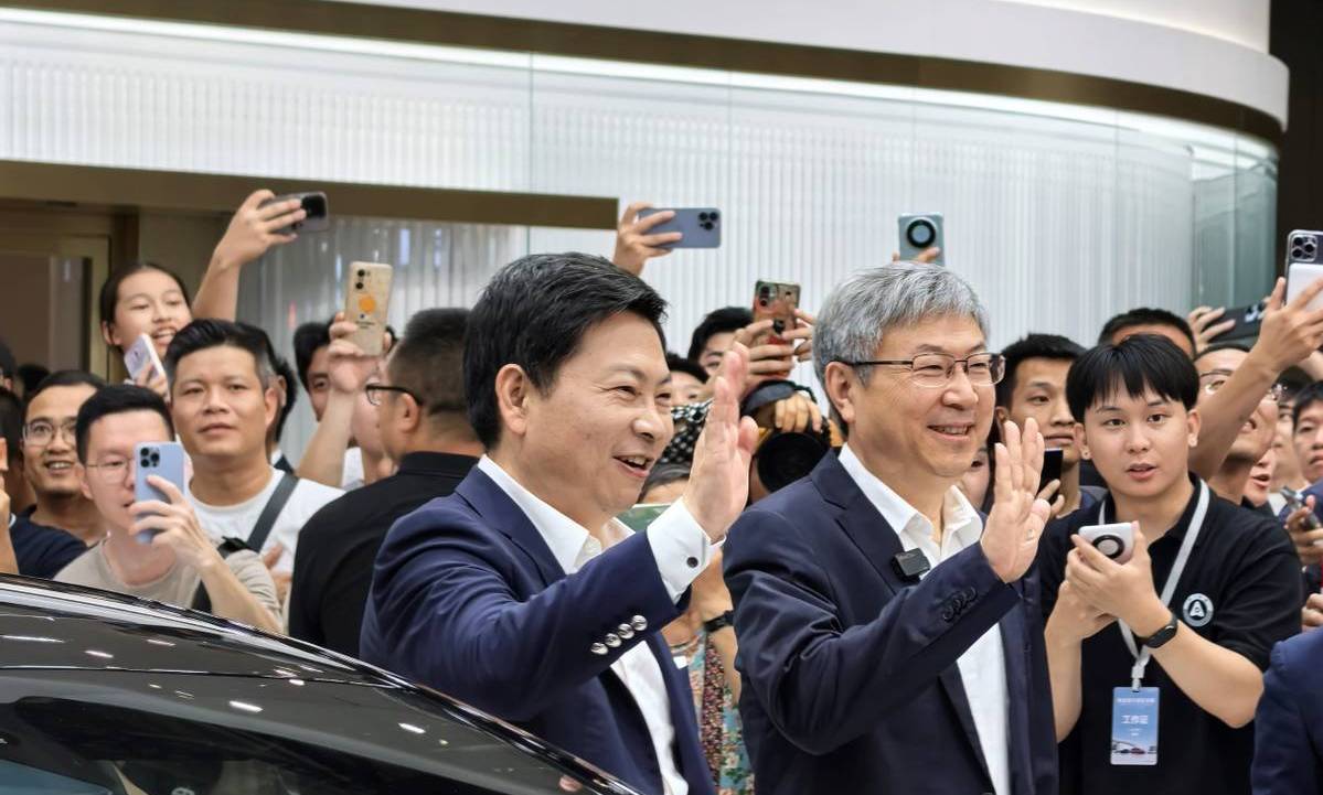 余承东尹同跃粤港澳车展直播，两个大佬为智界S7打call！