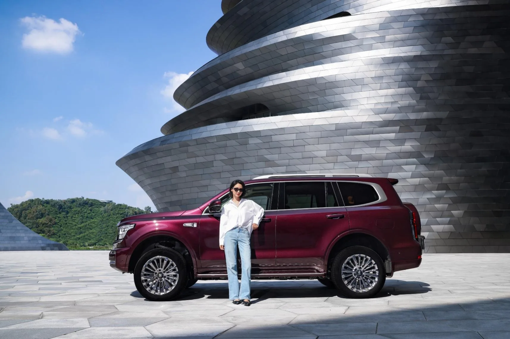 建筑旁的汽车

AI 生成的内容可能不正确。