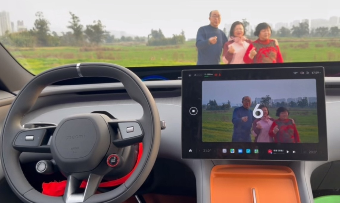 小米汽车“全家福功能”突然爆火出圈，网友：这车买的值！