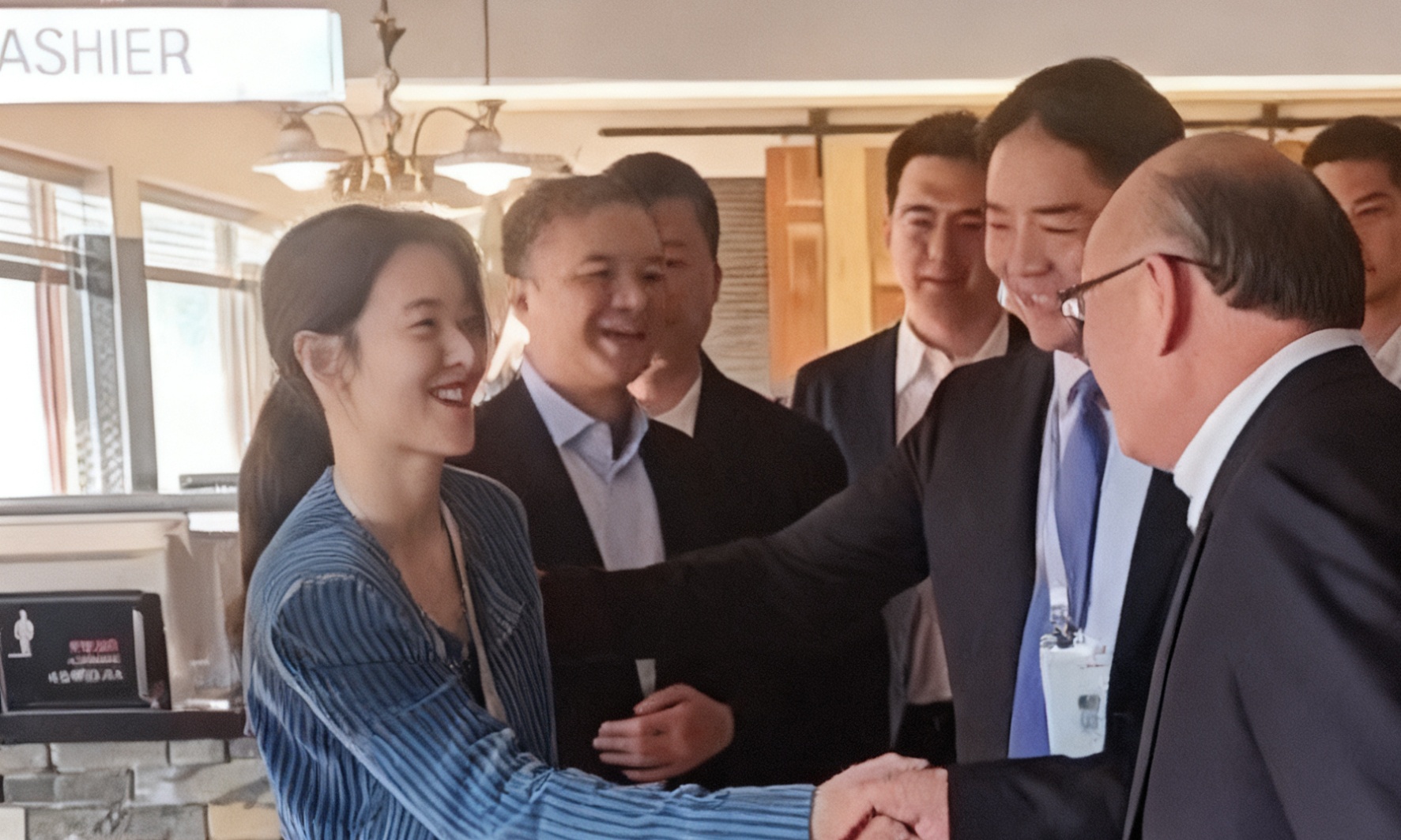 刘强东再秀恩爱!高调带章泽天见客户,话题度拉满