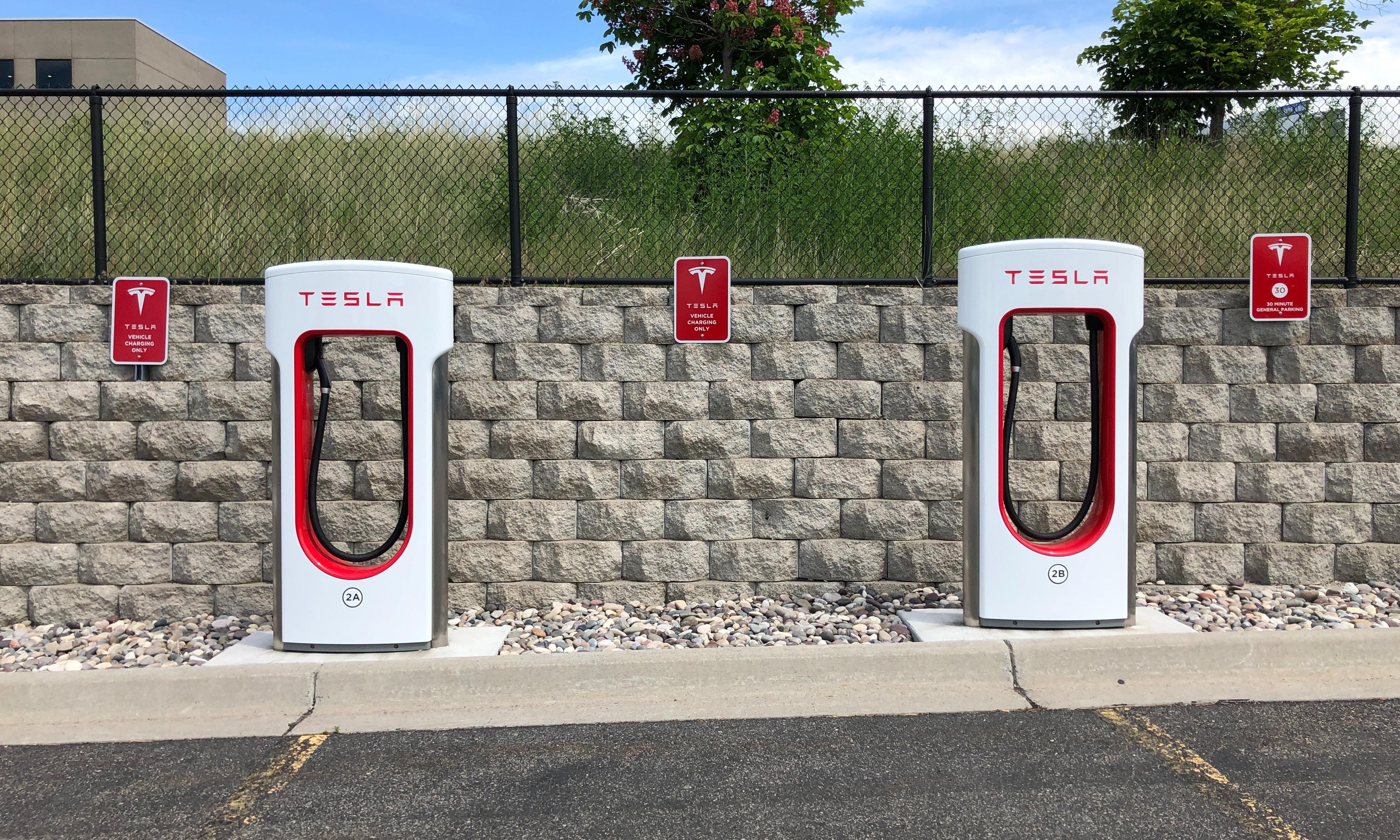 特斯拉车主狂喜！国内首个电车充电机器人投入使用：扫码就能充