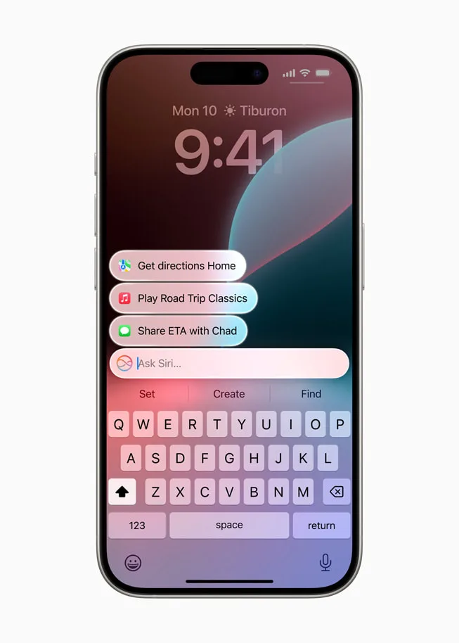 一名用户在 iPhone 15 Pro 上向 Siri 输入文字。